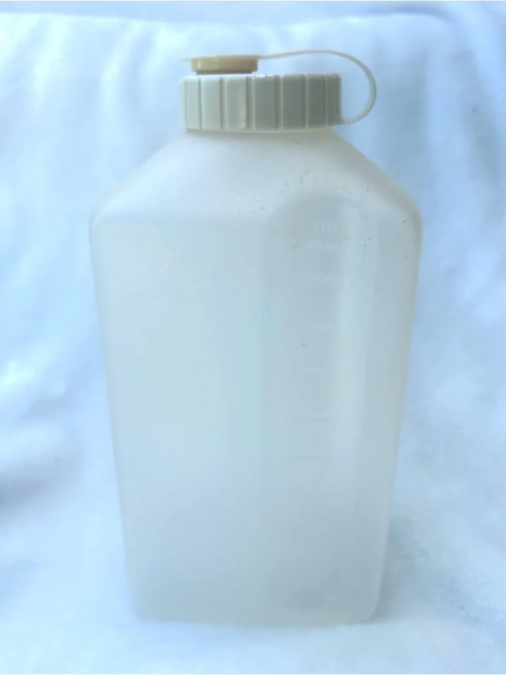 Rubbermaid Servin Saver 2 quart pitcher container beige cover 90s vintage